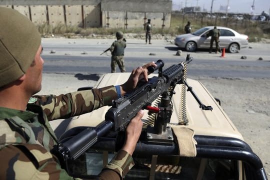 Sicherheitskräfte kontrollieren ein Auto in Kabul.