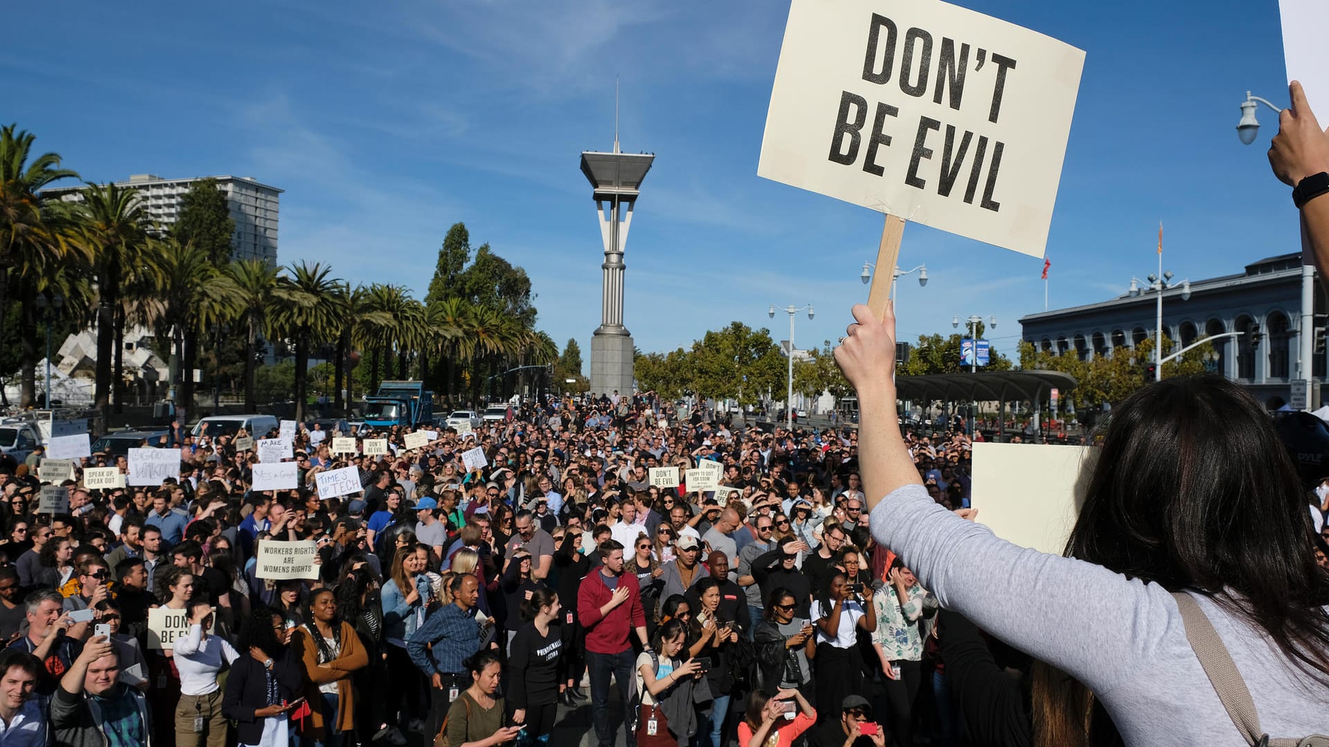 Google-Protest: Zehntausende Google-Mitarbeiter verließen am Donnerstag, den 8. November aus Protest gegen sexuelle Belästigung ihren Arbeitsplatz. Google-Protest: Zehntausende Google-Mitarbeiter verließen am Donnerstag, den 8. November aus Protest gegen sexuelle Belästigung ihren Arbeitsplatz.