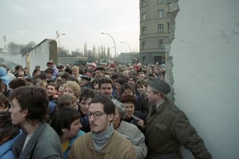 DDR-Bürger strömen durch den neuen Grenzübergang an der Bernauer Straße in den Westteil Berlins.