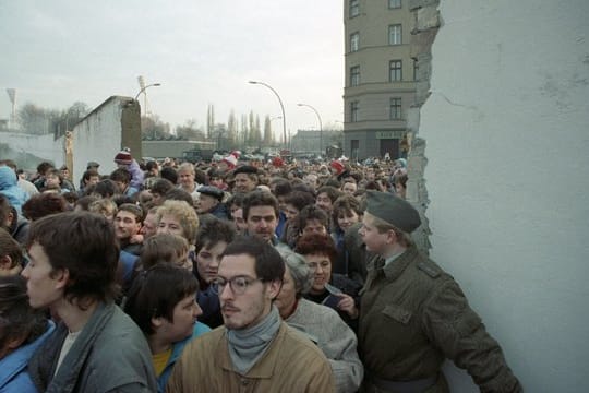 DDR-Bürger strömen durch den neuen Grenzübergang an der Bernauer Straße in den Westteil Berlins.