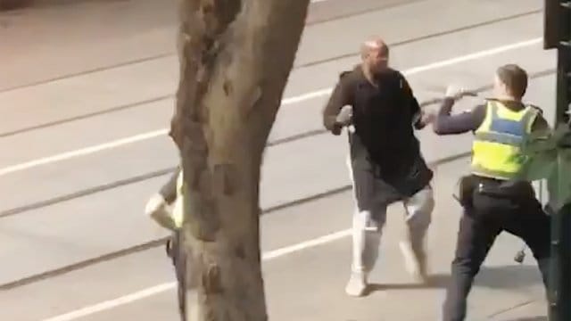 Das Standbild aus einem Video zeigt den Angreifer, der mitten in Melbourne mit einem Messer auf einen Polizisten losgeht. Das Standbild aus einem Video zeigt den Angreifer, der mitten in Melbourne mit einem Messer auf einen Polizisten losgeht.