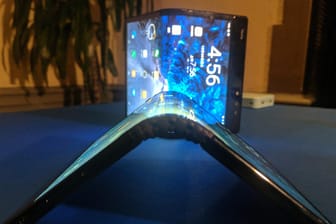 FlexPai-Smartphones des chinesischen Herstellers Royole. Jetzt hat auch Samsung ein Gerät mit klappbarem Display angekündigt.
