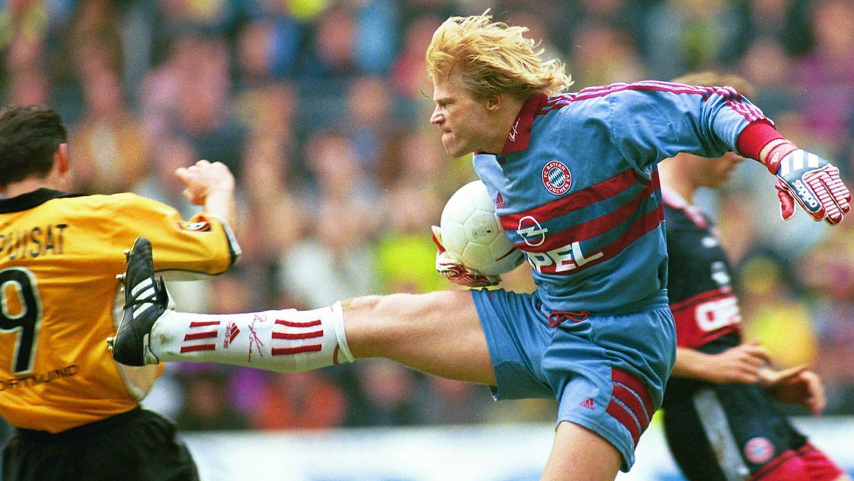 Eine legendäre Szene: Der Sprung von Oliver Kahn (r.) mit gestrecktem Bein in Richtung Stephane Chapuisat.