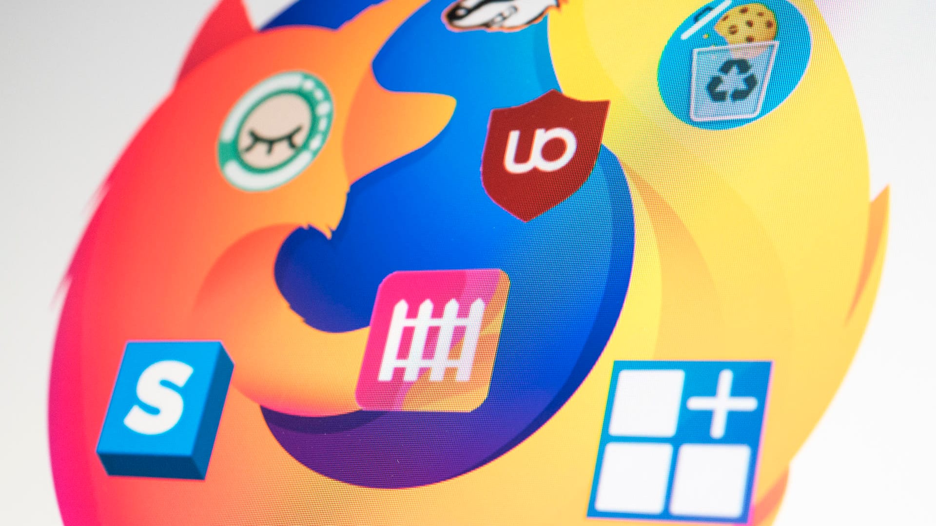 Das Logo von Firefox mit verschiedenen Applikationen: Wer sich wenige Minuten Zeit nimmt, seinen Firefox mit einigen Erweiterungen zu bestücken, wird mit einem dicken Sicherheitsplus belohnt. Das Logo von Firefox mit verschiedenen Applikationen: Wer sich wenige Minuten Zeit nimmt, seinen Firefox mit einigen Erweiterungen zu bestücken, wird mit einem dicken Sicherheitsplus belohnt.