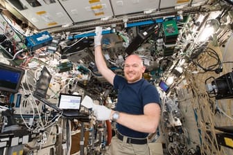 Alexander Gerst beim wöchentlichen Putzen auf der Internationalen Raumstation ISS.