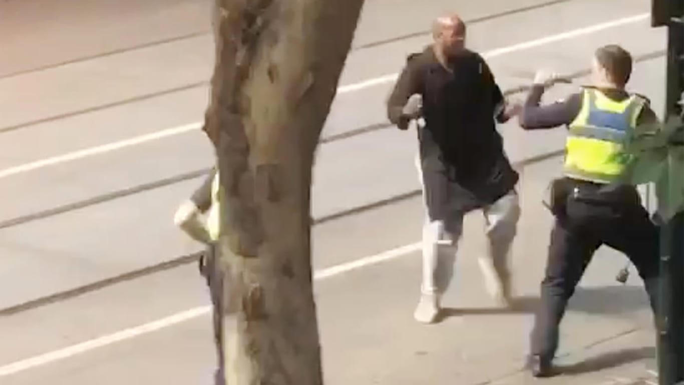 Melbourne, Australien: Das Standbild aus einem Video zeigt den mutmaßlichen Angreifer, wie er mit einem Messer auf einen Polizisten losgeht.
