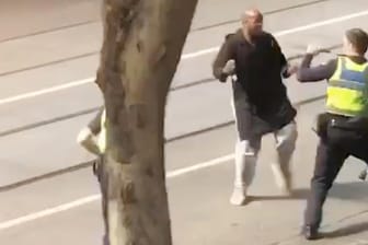 Melbourne, Australien: Das Standbild aus einem Video zeigt den mutmaßlichen Angreifer, wie er mit einem Messer auf einen Polizisten losgeht.