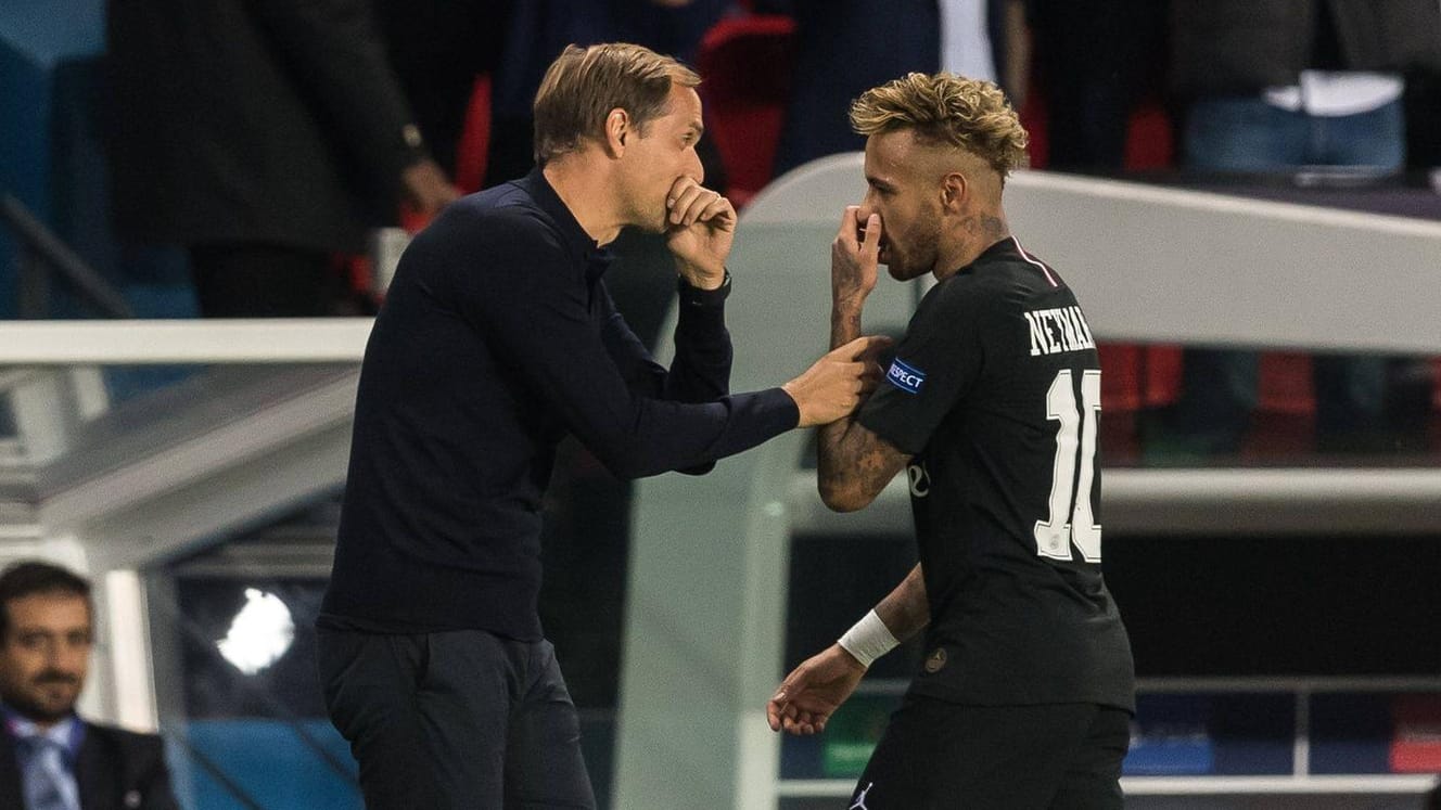 Taktik-Talk hinter vorgehaltener Hand: Paris-Trainer Thomas Tuchel (l.) und Superstar Neymar beim Spiel gegen Belgrad.