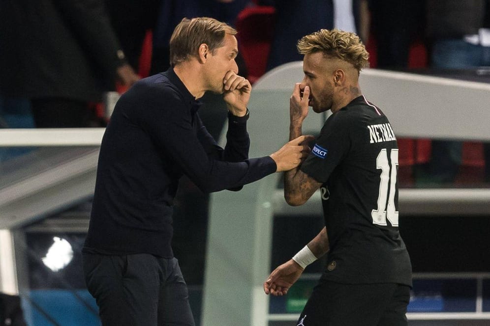 Taktik-Talk hinter vorgehaltener Hand: Paris-Trainer Thomas Tuchel (l.) und Superstar Neymar beim Spiel gegen Belgrad.