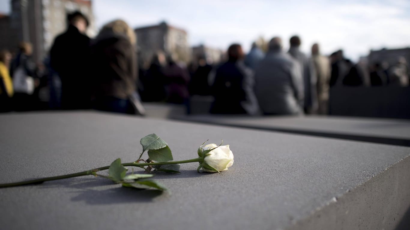 Eine weiße Rose auf einer Stele am Holocaust-Mahnmal in Berlin: Das jüdische Leben darf sich nicht nur in Museen und auf Friedhöfen abspielen, meint unsere Kolumnistin.