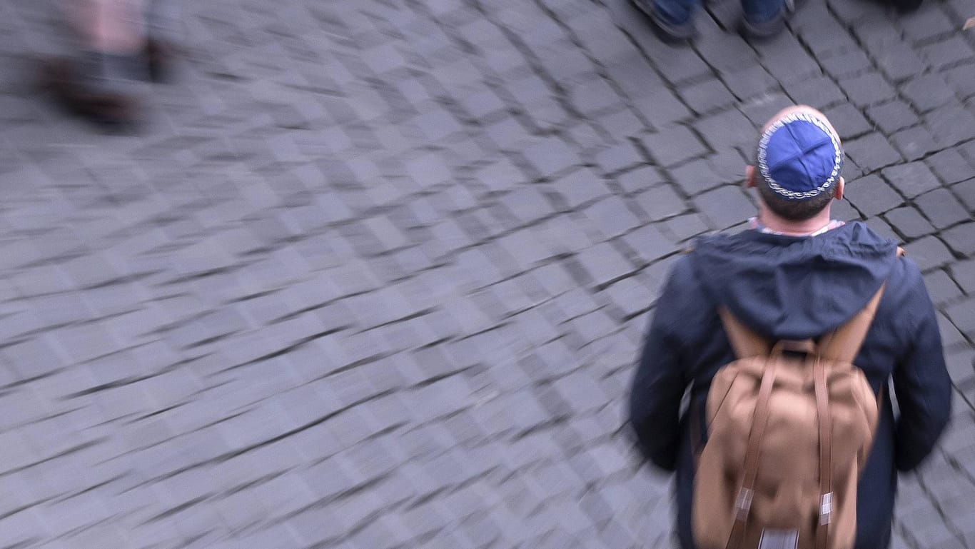 Ein Teilnehmer der Demo "Deutschland trägt Kippa", bei der sich die Teilnehmer mit jüdischen Mitbürger solidarisiert haben: Das Antisemitismus ein wichtiges Thema ist, birgt neue Schwierigkeiten: Es bringt Juden permanent in Verbindung mit Opfernarrativen, so Kolumnistin Lamya Kaddor.