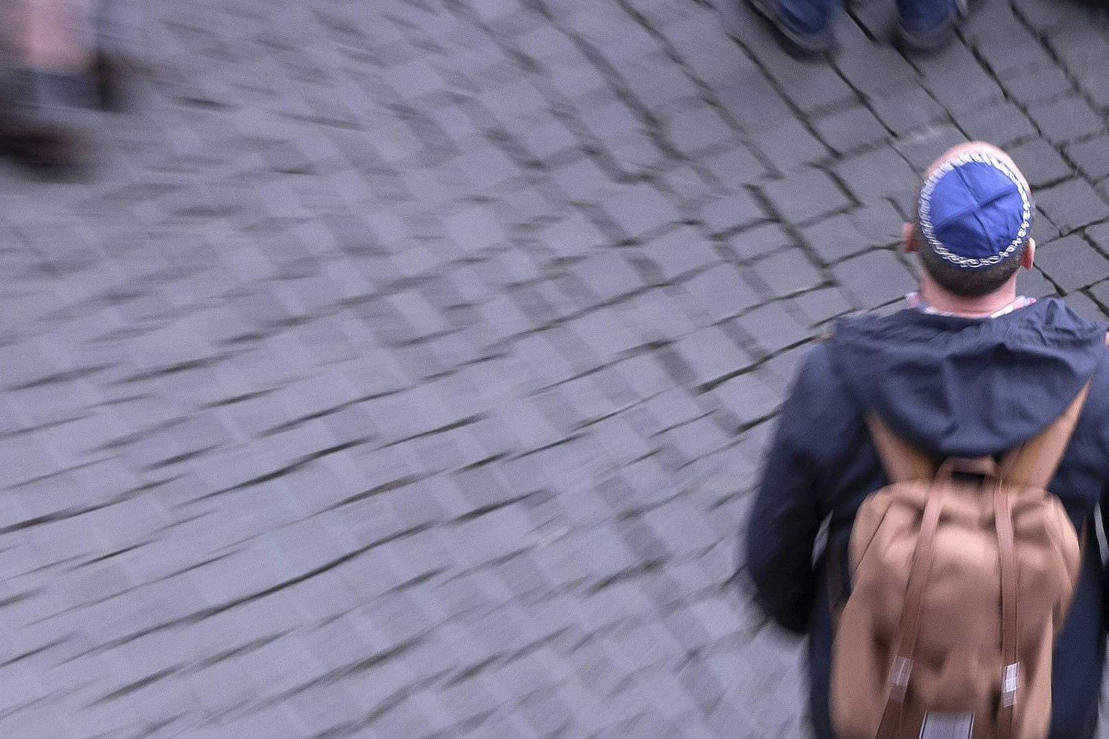 Ein Teilnehmer der Demo "Deutschland trägt Kippa", bei der sich die Teilnehmer mit jüdischen Mitbürger solidarisiert haben: Das Antisemitismus ein wichtiges Thema ist, birgt neue Schwierigkeiten: Es bringt Juden permanent in Verbindung mit Opfernarrativen, so Kolumnistin Lamya Kaddor.