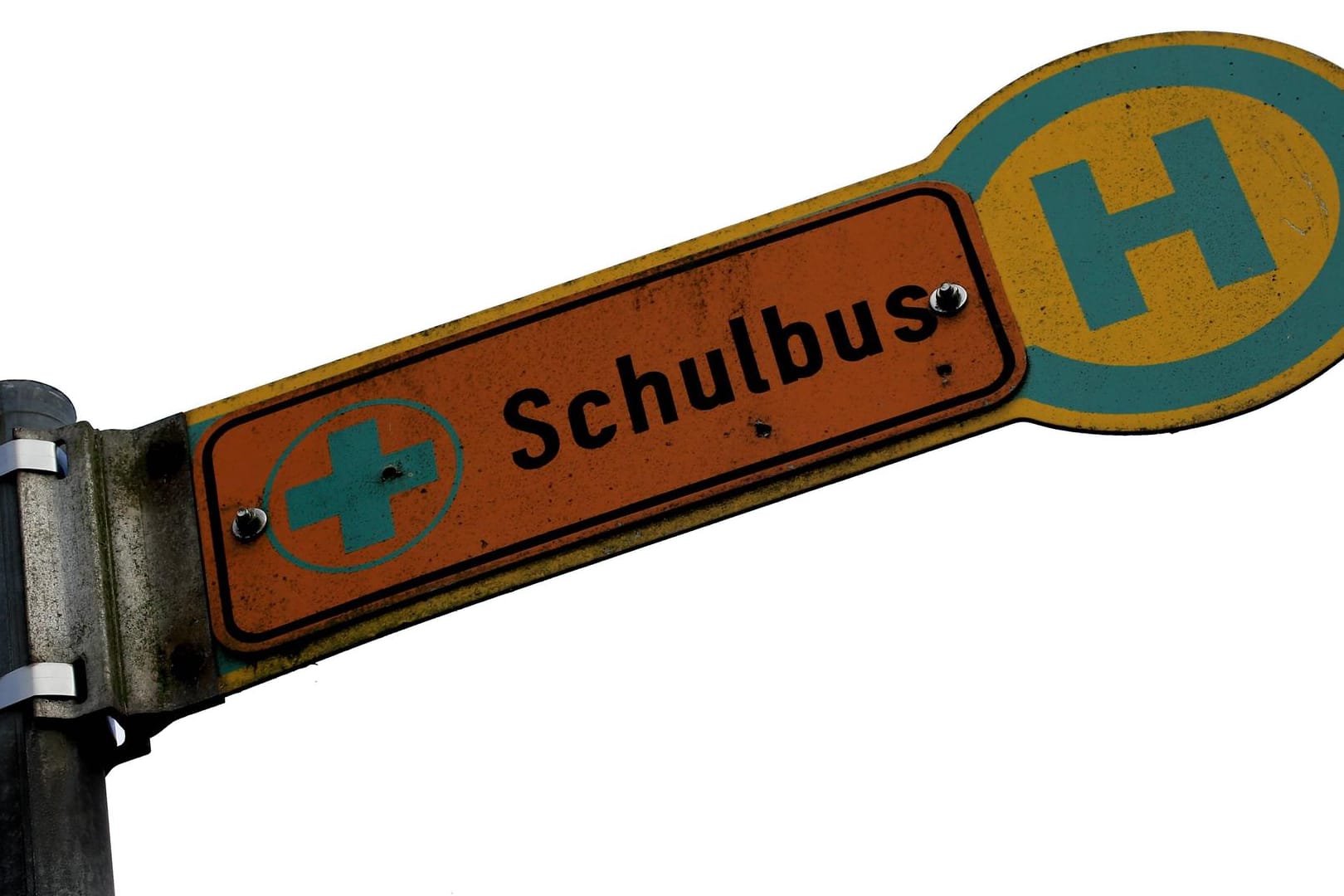 Ein Haltestellenschild für einen Schulbus: Ein Busfahrer in Menden soll einer Schülerin beim Einsteigen auf den Po geschlagen haben.