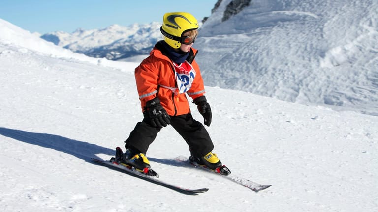 Kind beim Skifahren mit Skihelm