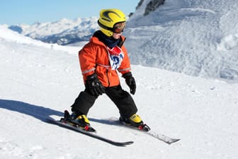 Kind beim Skifahren mit Skihelm
