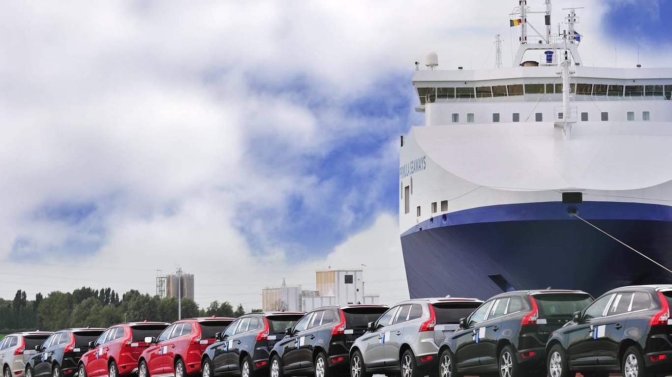 Autos warten in einem belgischen Hafen auf Verschiffung: US-Sonderzölle bedrohen den europäischen Autoexport.