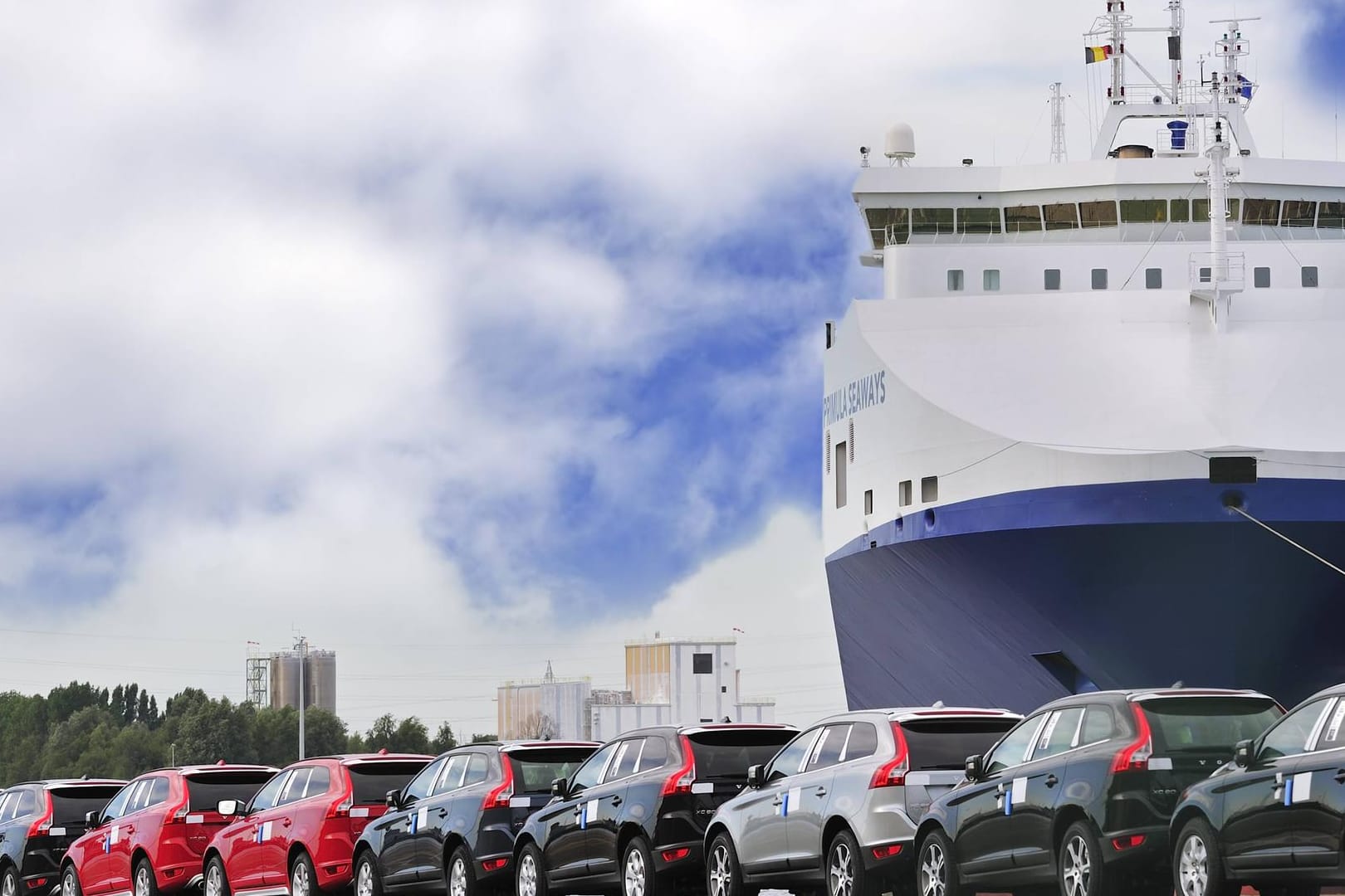 Autos warten in einem belgischen Hafen auf Verschiffung: US-Sonderzölle bedrohen den europäischen Autoexport.