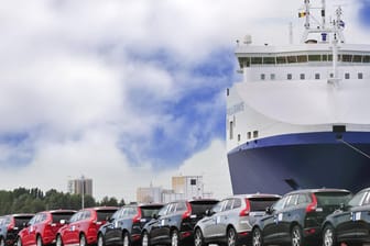 Autos warten in einem belgischen Hafen auf Verschiffung: US-Sonderzölle bedrohen den europäischen Autoexport.