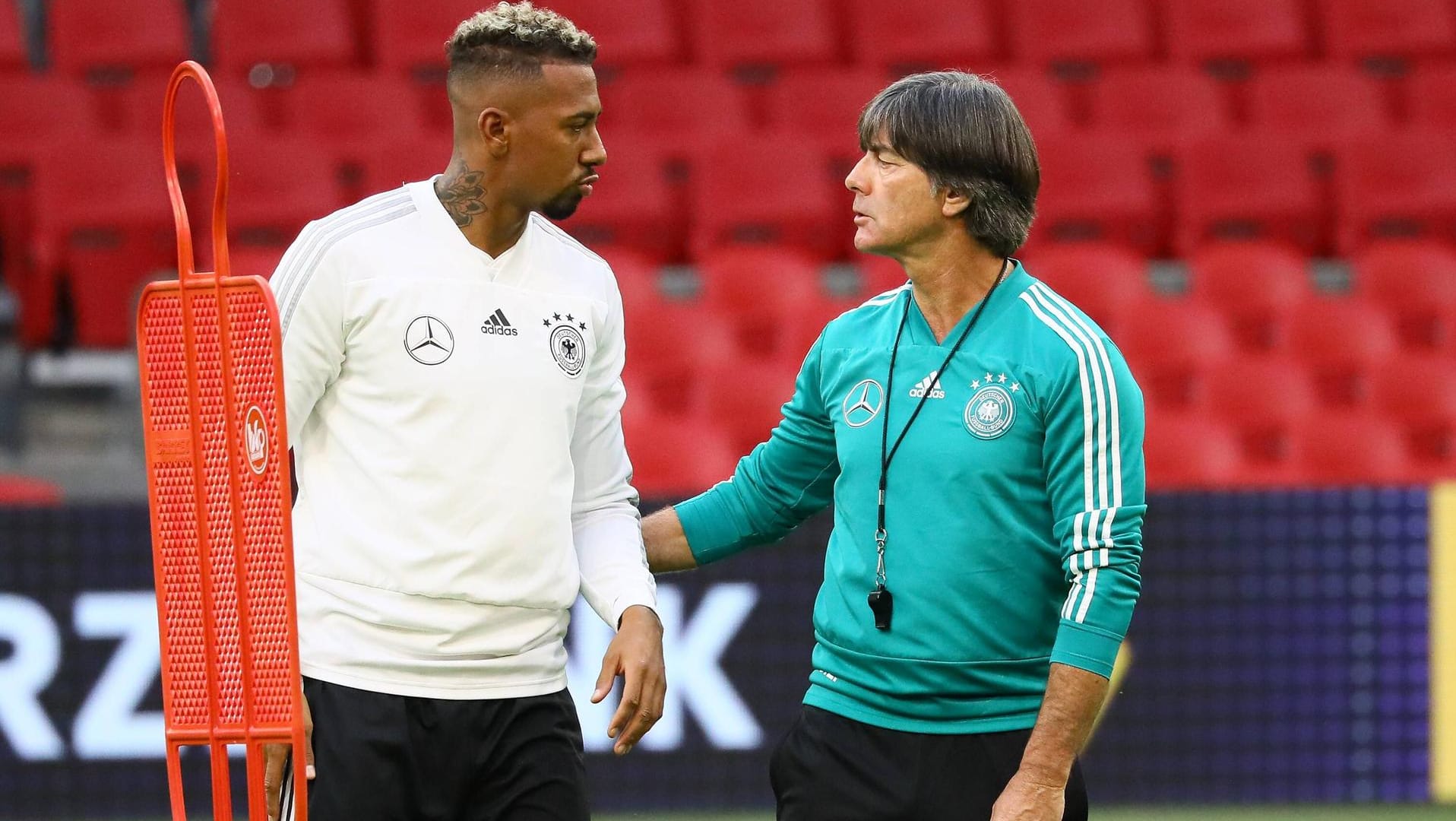 Bundestrainer Löw (r.) und Verteidiger Boateng.