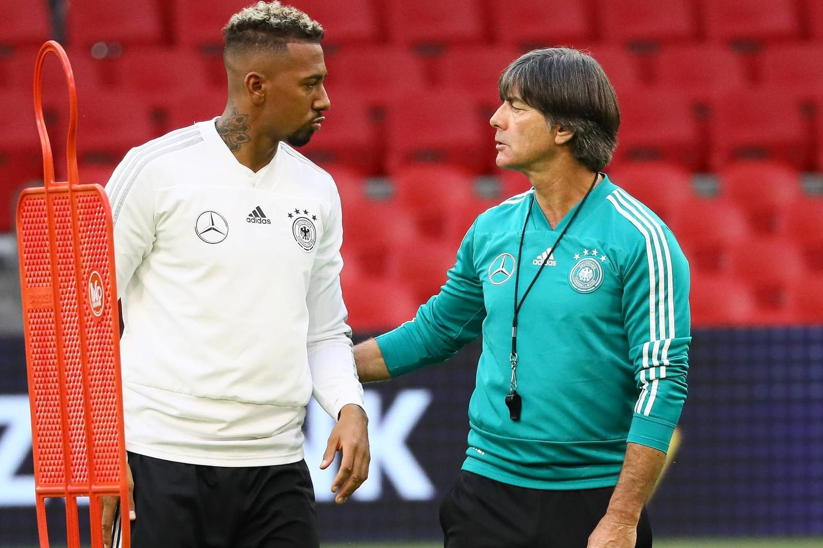 Bundestrainer Löw (r.) und Verteidiger Boateng.