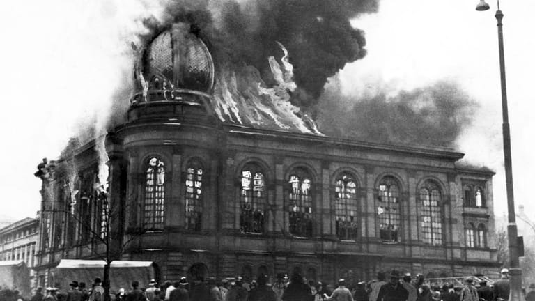 Die brennende Börneplatz-Synagoge aus der Reichspogromnacht.