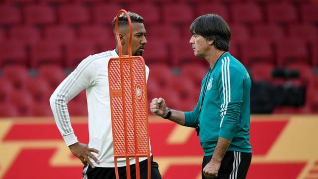 Bundestrainer Joachim Löw (r) wird auf Jérôme Boateng verzichten.