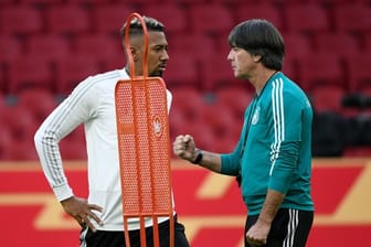 Bundestrainer Joachim Löw (r) wird auf Jérôme Boateng verzichten.