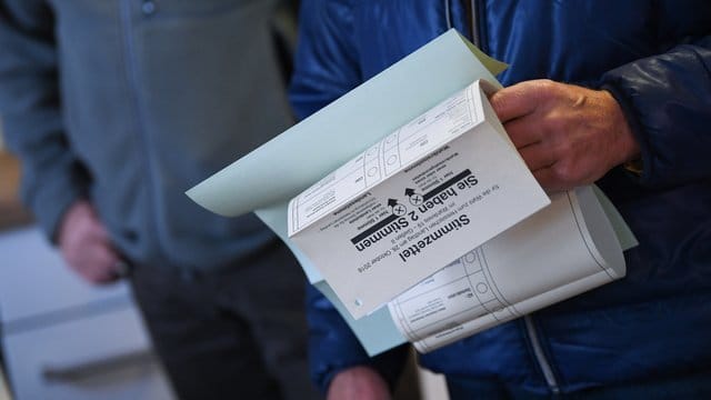 In Frankfurter Wahlbezirken hatte bei der hessischen Landtagswahl teils erhebliche Pannen mit falsch übermittelten Werten gegeben. In Frankfurter Wahlbezirken hatte bei der hessischen Landtagswahl teils erhebliche Pannen mit falsch übermittelten Werten gegeben.