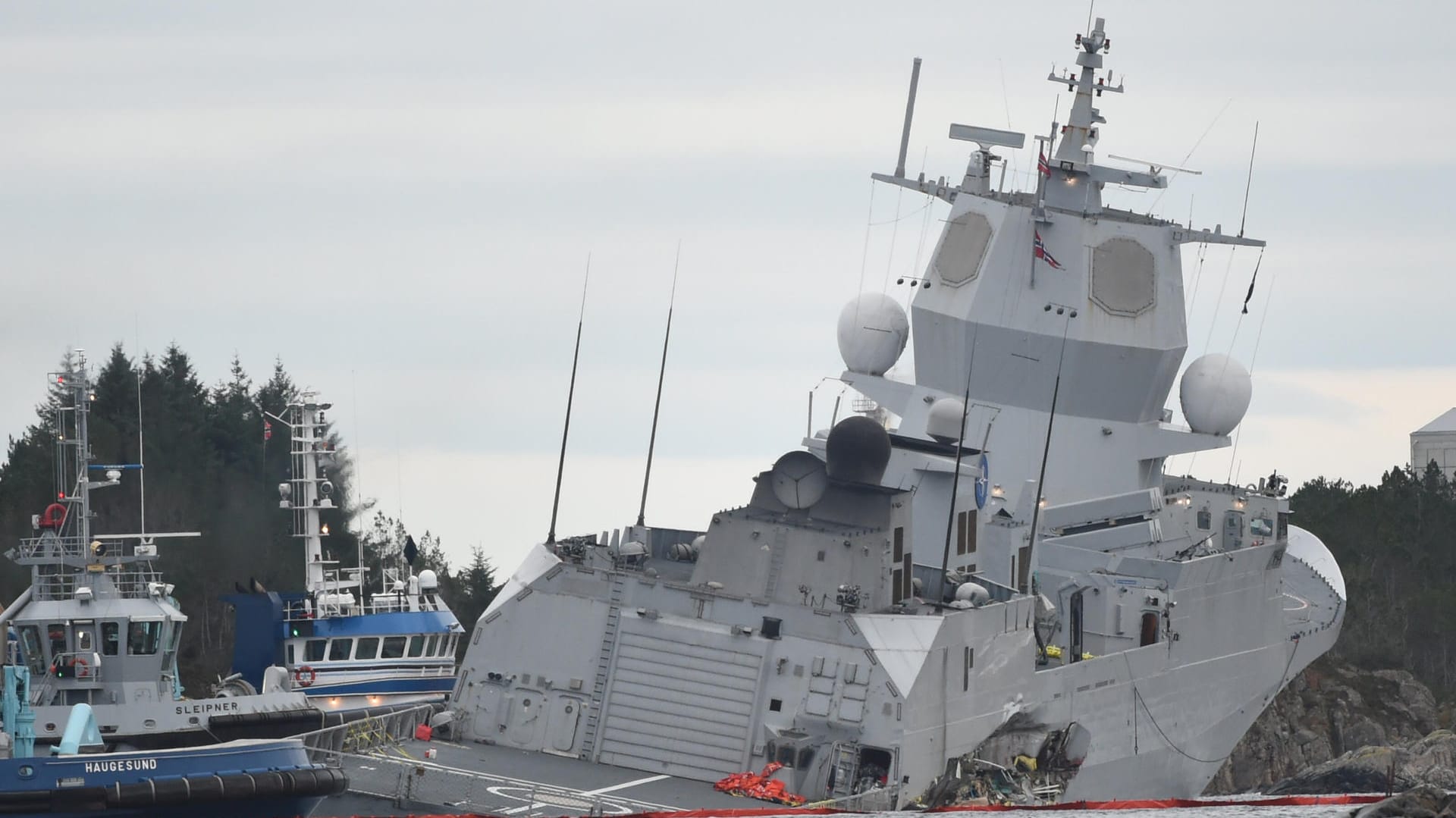 Die norwegische Fregatte "KNM Helge Ingstad" nach einer Kollision: Das Kriegsschiff wurde schwer beschädigt und liegt nun in einer Bucht in Øygarden.