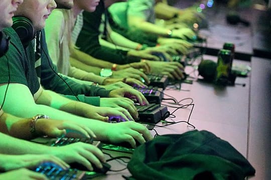 Eifriger Computerspieler in Köln: Die Bundesregierung unterstützt künftig die Entwicklung von Computerspielen in Deutschland auch finanziell.