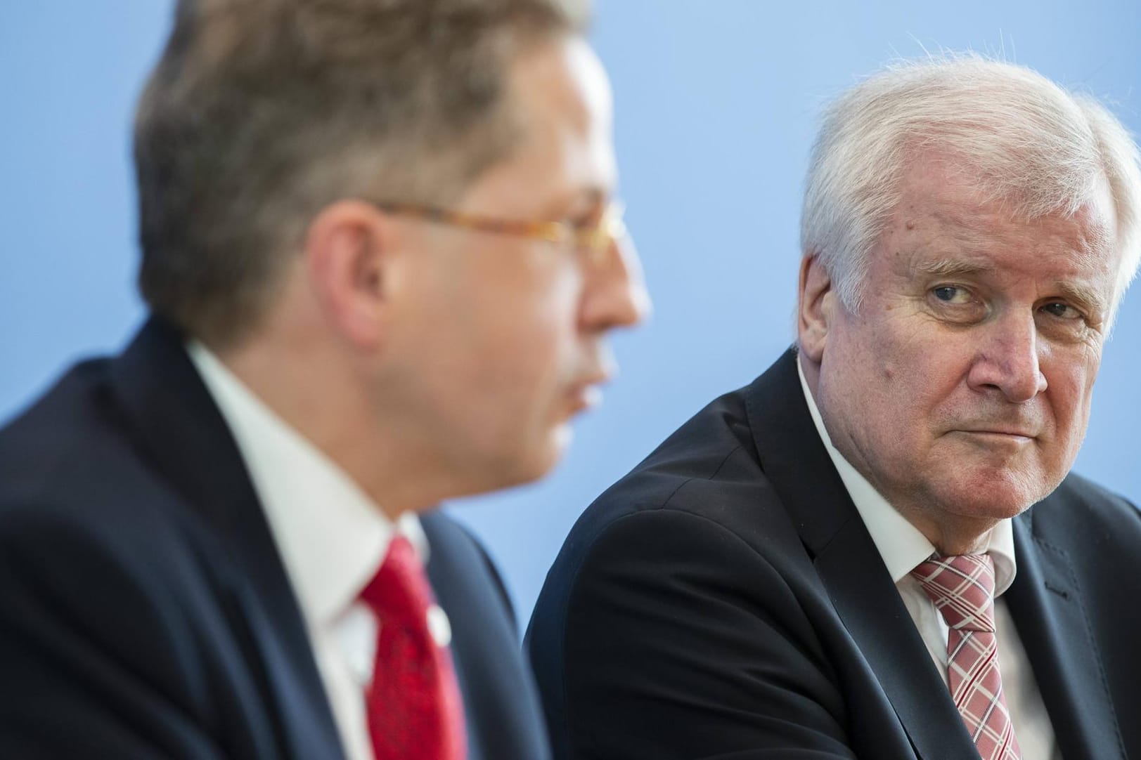 Ex-Verfassungsschutzchef Hans-Georg Maaßen (l.) und Bundesinnenminister Horst Seehofer (CSU) im Juli: Hat Maaßen gegen das Gebot zur Mäßigung bei politischen Äußerungen verstoßen?