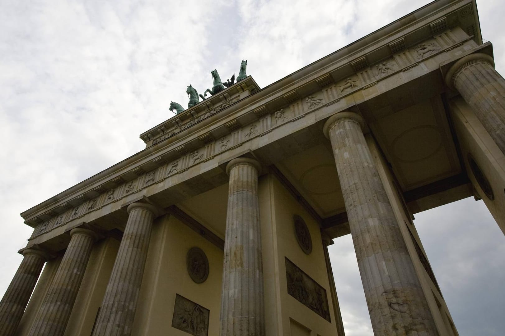 Das Brandenburger Tor in Berlin: Einer der Orte, an denen sich im 20. Jahrhundert deutsche Geschichte abspielte.