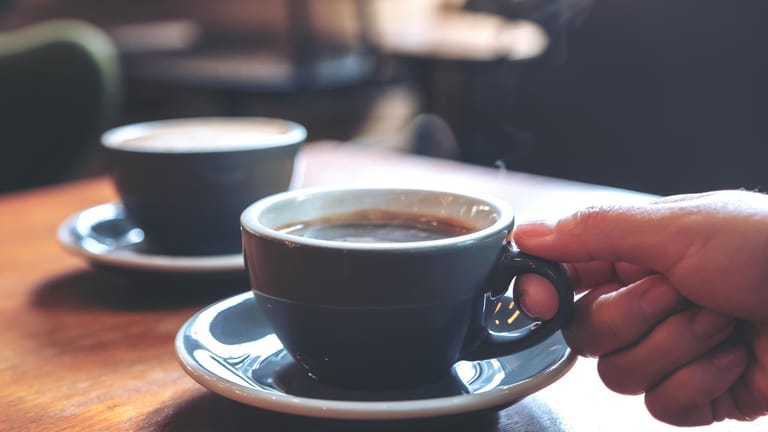 Tasse Kaffee: Etwa eine Stunde nach der Einnahme erreicht der Koffeinspiegel im Blut seinen höchsten Wert.