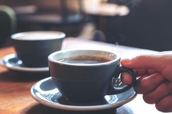Tasse Kaffee: Etwa eine Stunde nach der Einnahme erreicht der Koffeinspiegel im Blut seinen höchsten Wert.
