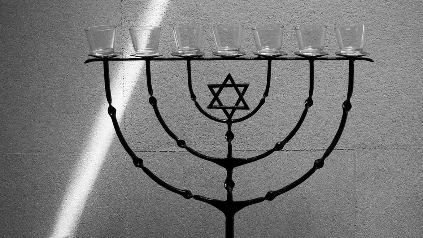 Eine Menora, der siebenarmige Leuchter: Am Sonntag wird der Opfer der Reichspogromnacht in der Friedhofskirche gedacht. (Symbolbild)