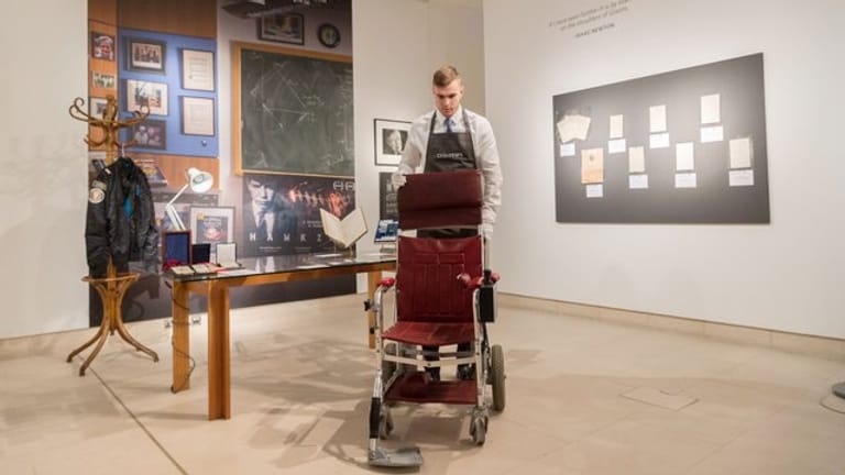 Stephen Hawkings Rollstuhl wurde in London versteigert.