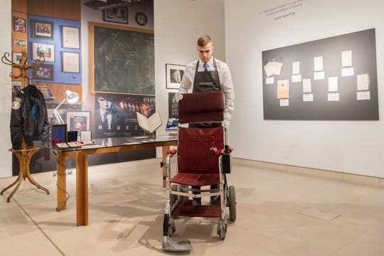 Stephen Hawkings Rollstuhl wurde in London versteigert.