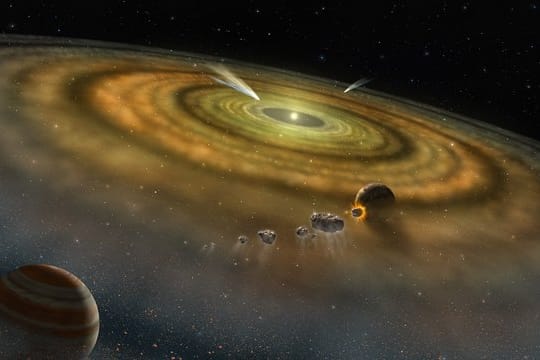 Gas und Staub umkreisen in einem jungen Planetensystem eine Sonne.