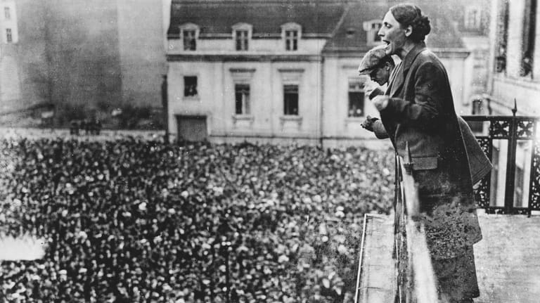 Marie Juchacz 1922 bei einer Demonstration: 1919 sprach die SPD-Politikerin als erste Frau vor der Weimarer Nationalversammlung.