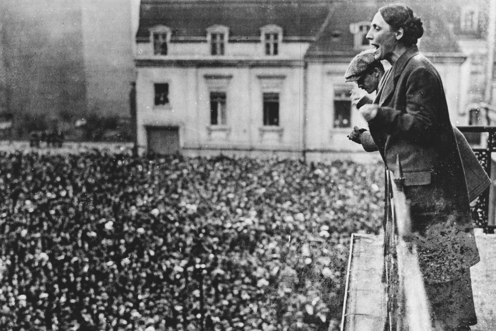 Marie Juchacz 1922 bei einer Demonstration: 1919 sprach die SPD-Politikerin als erste Frau vor der Weimarer Nationalversammlung.