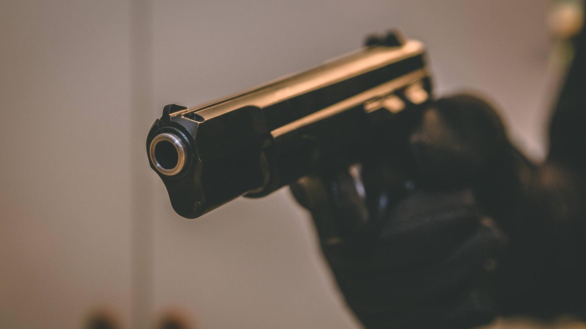 Ein Mann zielt mit einer Schusswaffe: Der Täter beim Kiosk-Überfall hatte offenbar eine Gaspistole dabei.