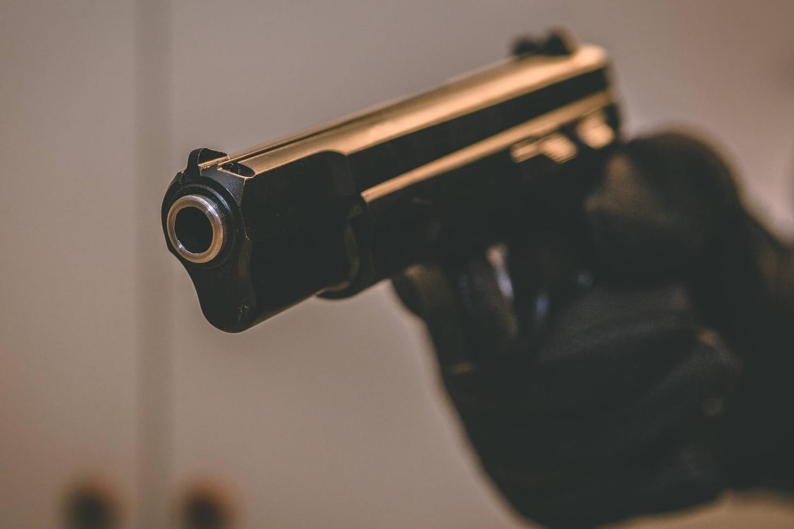 Ein Mann zielt mit einer Schusswaffe: Der Täter beim Kiosk-Überfall hatte offenbar eine Gaspistole dabei.