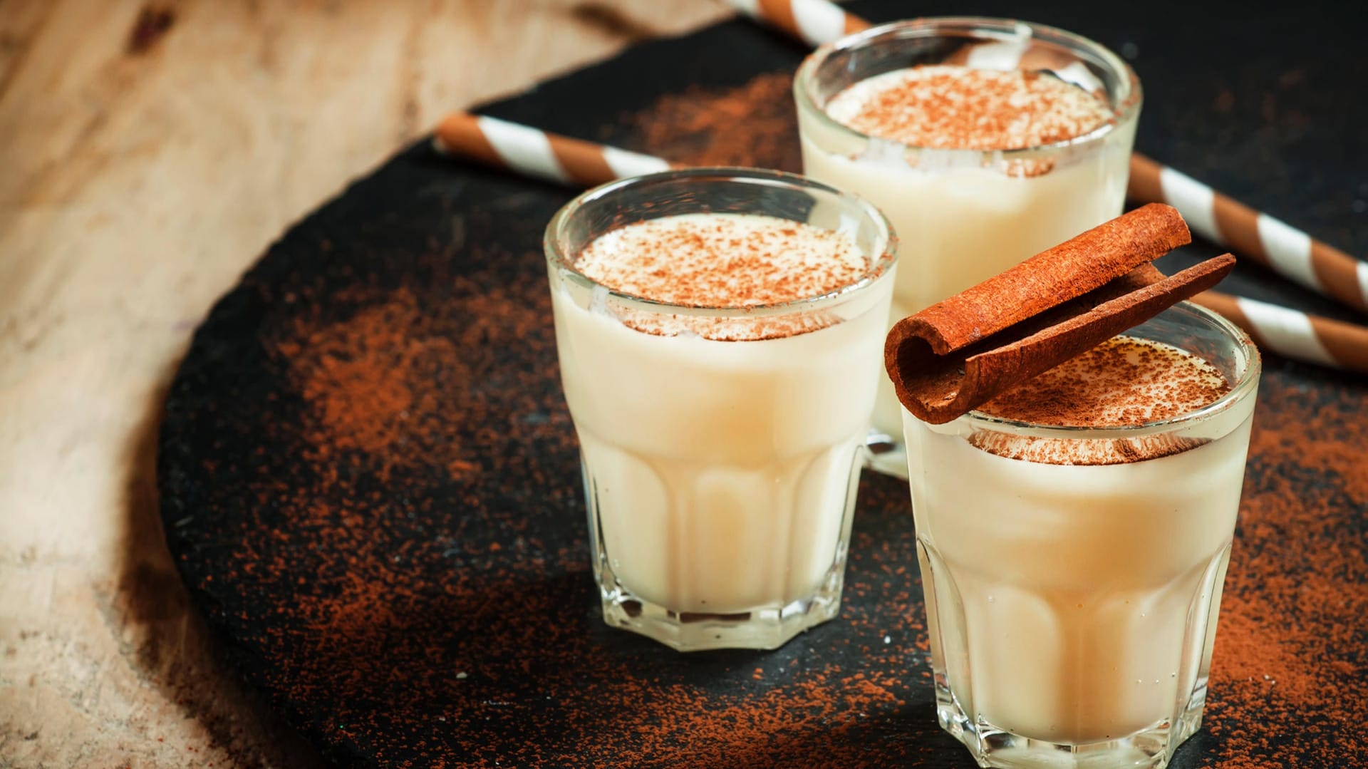 Eierlikör mit Zimt: Statt Alkohol können Sie auch Milch zur Zubereitung verwenden.