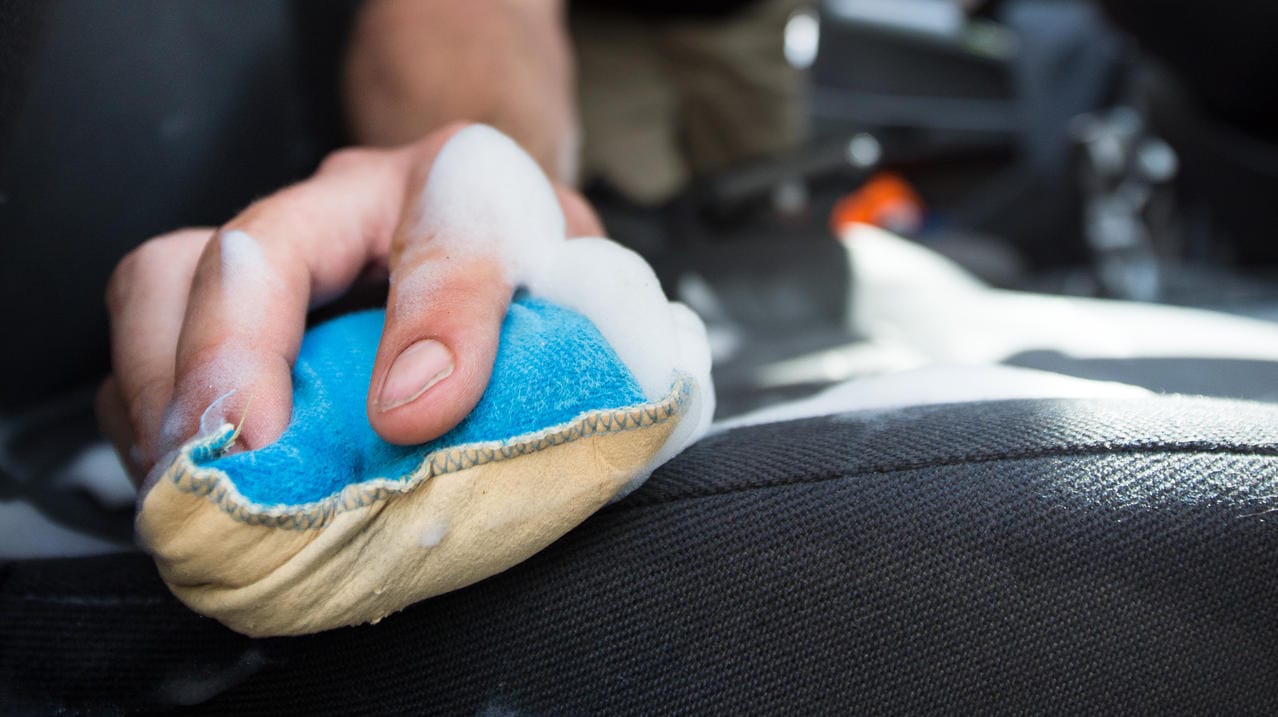 Teppichreiniger ist tabu: Bei Schaumreinigern sollten Sie darauf achten, dass Sie Produkte für Polster kaufen und keine für Bodenbeläge – sie könnten sonst die Haut reizen.