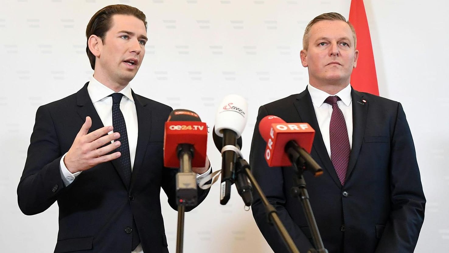 Österreichs Bundeskanzler Sebastian Kurz mit Verteidigungsminister Mario Kunasek: Offenbar gab ein Oberst der Armee über viele Jahr Geheimwissen weiter. Österreichs Bundeskanzler Sebastian Kurz mit Verteidigungsminister Mario Kunasek: Offenbar gab ein Oberst der Armee über viele Jahr Geheimwissen weiter.