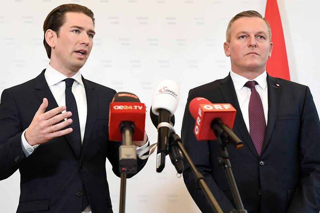 Österreichs Bundeskanzler Sebastian Kurz mit Verteidigungsminister Mario Kunasek: Offenbar gab ein Oberst der Armee über viele Jahr Geheimwissen weiter.