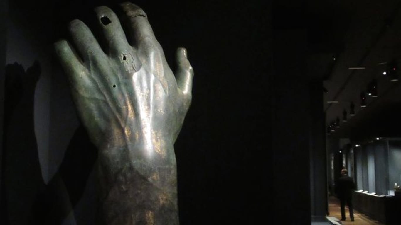 Die Bronze-Skulptur einer Hand Konstantins aus der Sammlung des Ciampietro Campana im Louvre.
