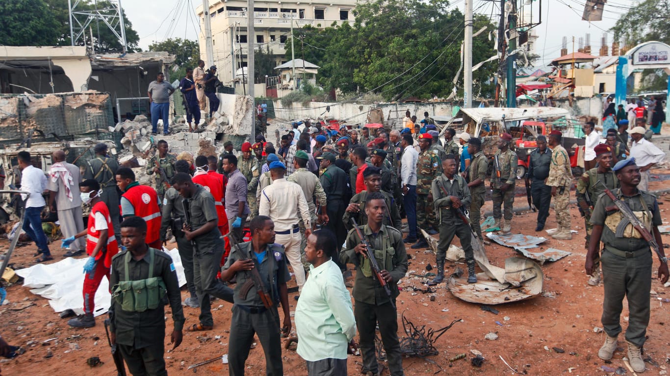 Sicherheitskräfte stehen am Ort einer Bombenexplosion in der Nähe des Sahafi-Hotels: In der Stadt kommt es immer wieder zu schweren Anschlägen, zu denen sich meistens die Terrorgruppe Al-Shabaab bekennt.