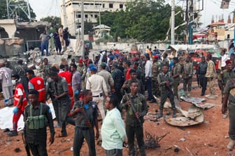 Sicherheitskräfte stehen am Ort einer Bombenexplosion in der Nähe des Sahafi-Hotels: In der Stadt kommt es immer wieder zu schweren Anschlägen, zu denen sich meistens die Terrorgruppe Al-Shabaab bekennt.