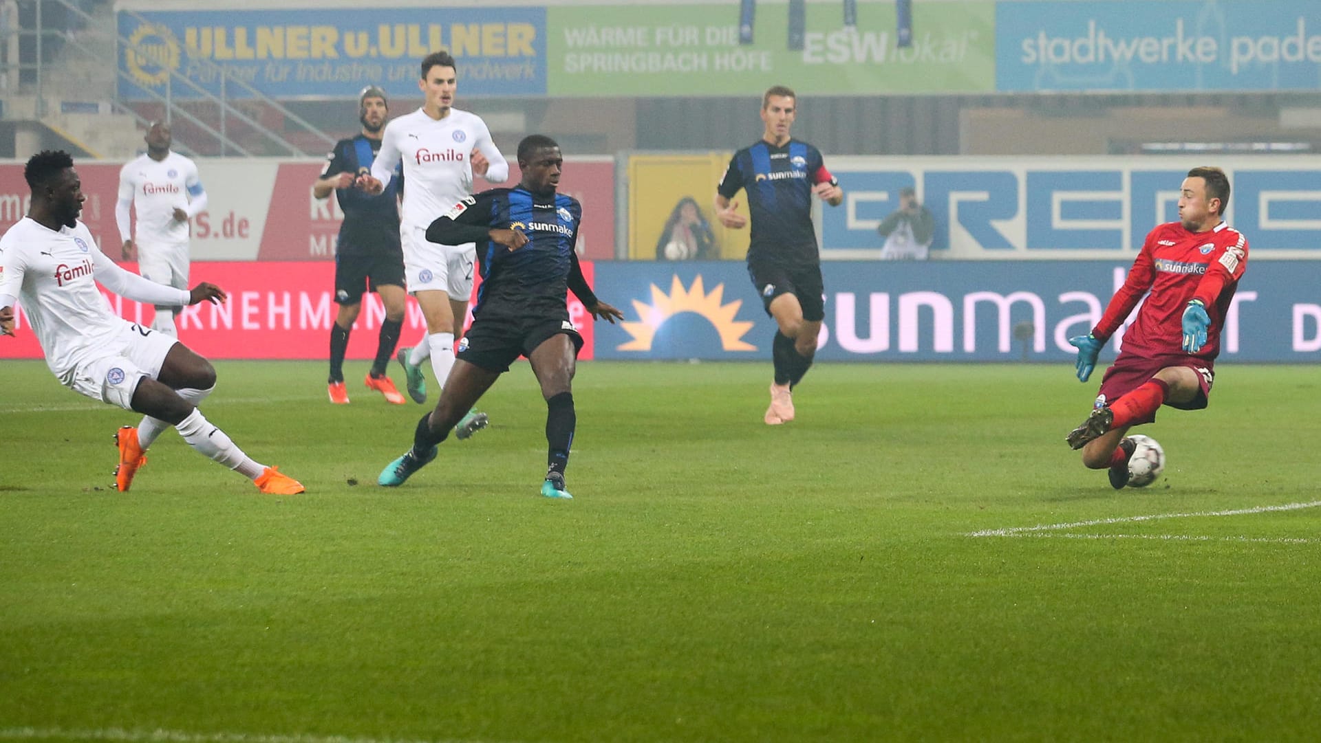 Strafraumszene: Paderborns Torwart Leopold Zingerle (r.) kann den Schuss von Kiels Kingsley Schindler (l.) zum 1:1 nicht halten.